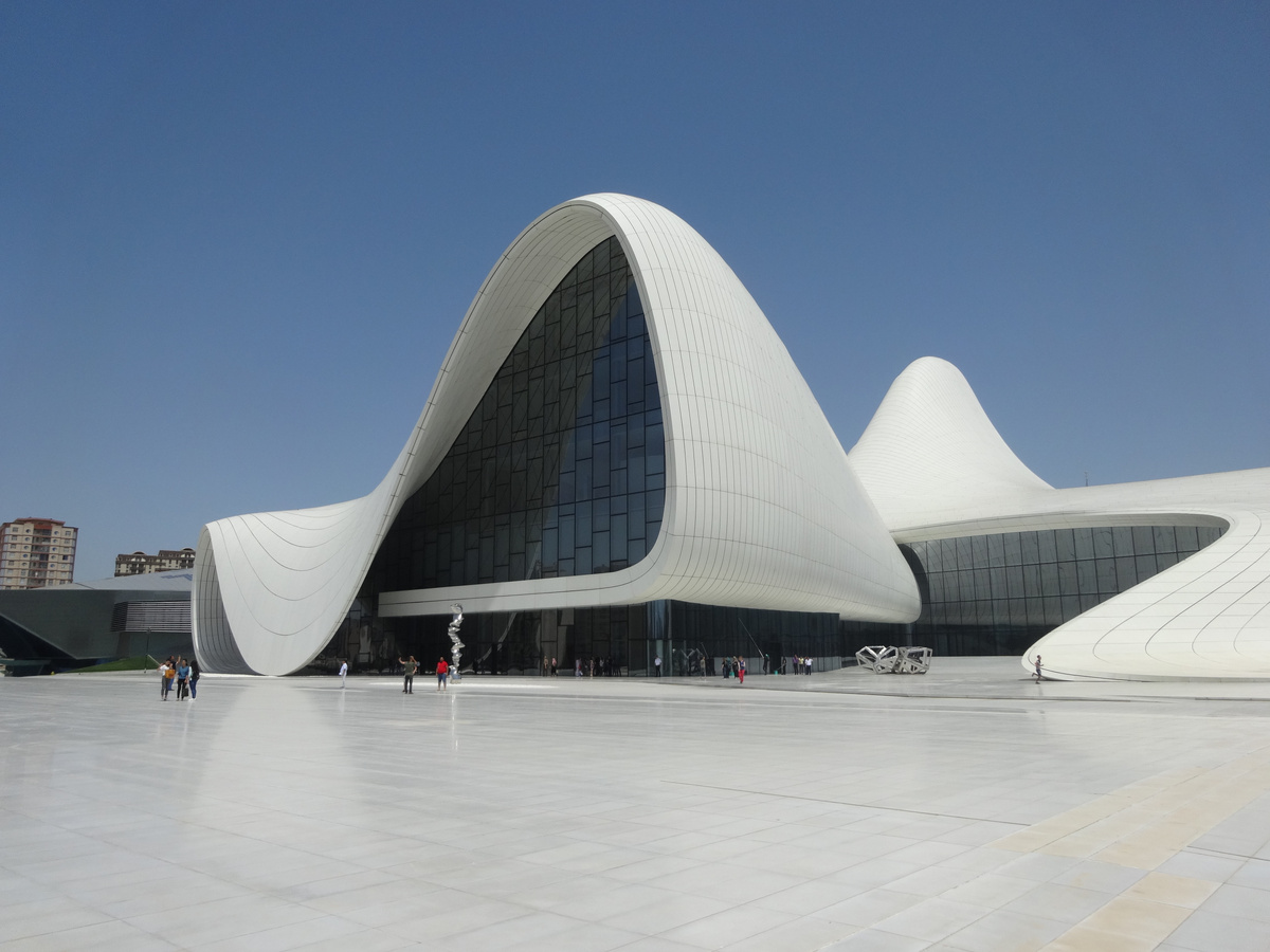 Центр Гейдара Алиева, обратите внимание какие маленькие люди на фоне здания