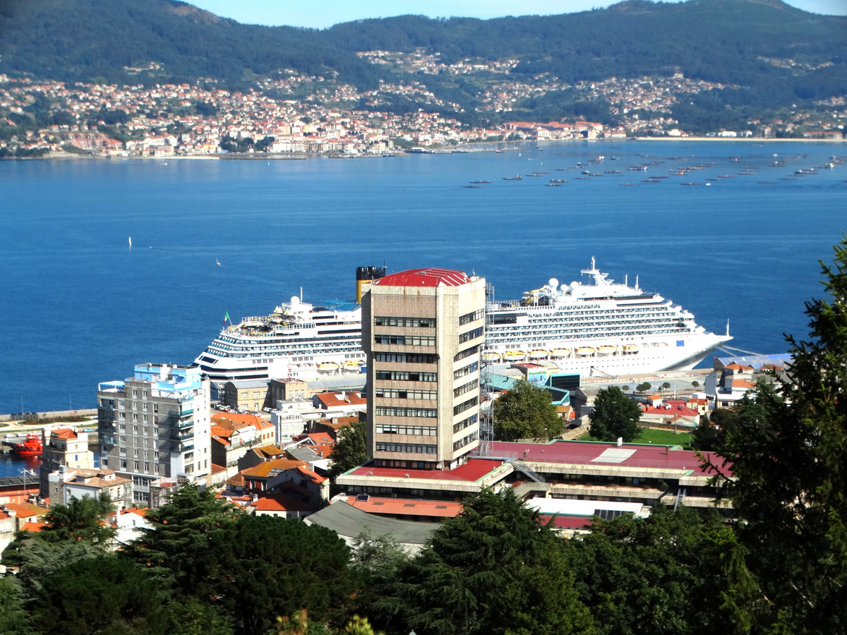 наш корабль со смотровой в парке Виго