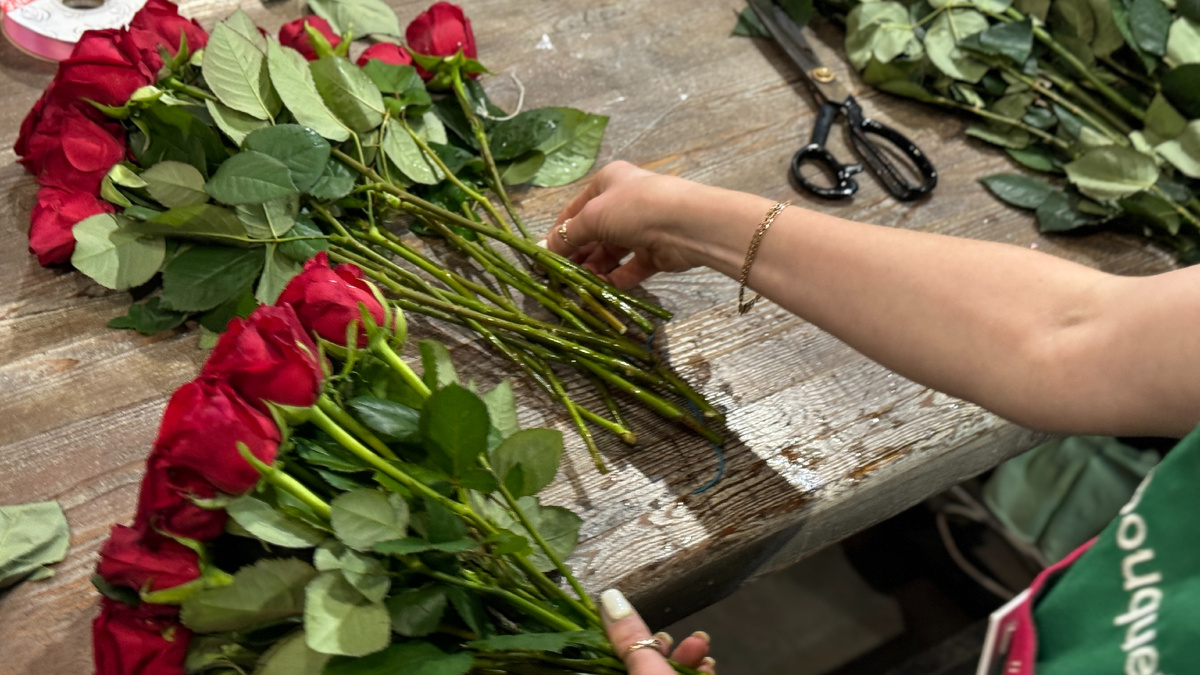 Фото из нашего магазина "Розы" 
Листай вправо ---