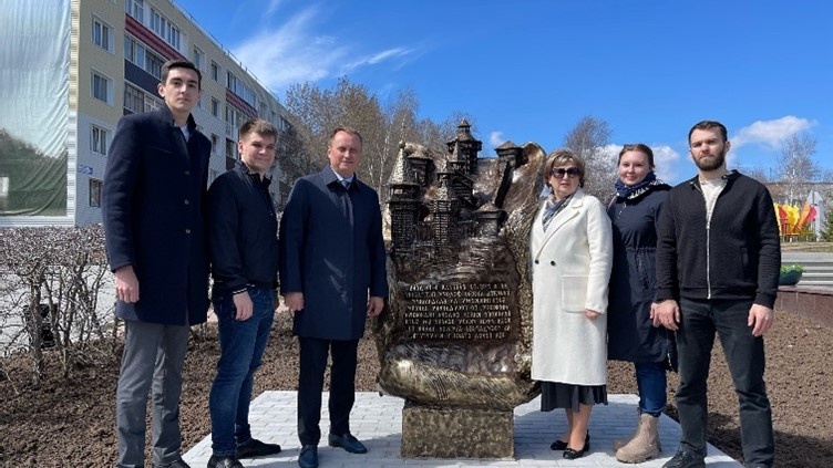    В Сургуте открыли памятный знак «Сургутский кремль»