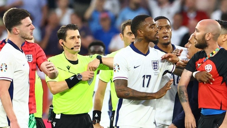    Игрок сборной Англии Деклан Райс спорит с главным тренером сборной Словакии Франческо Кальцоном после матча. Reuters