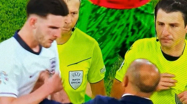    Франческо Кальцона толкает Деклана Райса.Кадр из трансляции