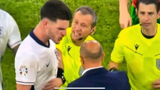    Деклан Райс кричит на Франческо Кальцону.Кадр из трансляции