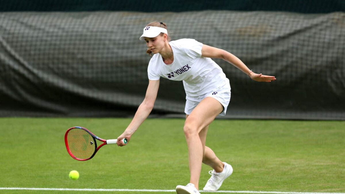 Уимблдонский теннисный турнир в женском одиночном разряде пройдет с 1 по 13 июля 2024 года. Действующей чемпионкой является Маркета Вондроушова, но после травмы ее состояние остается загадкой.