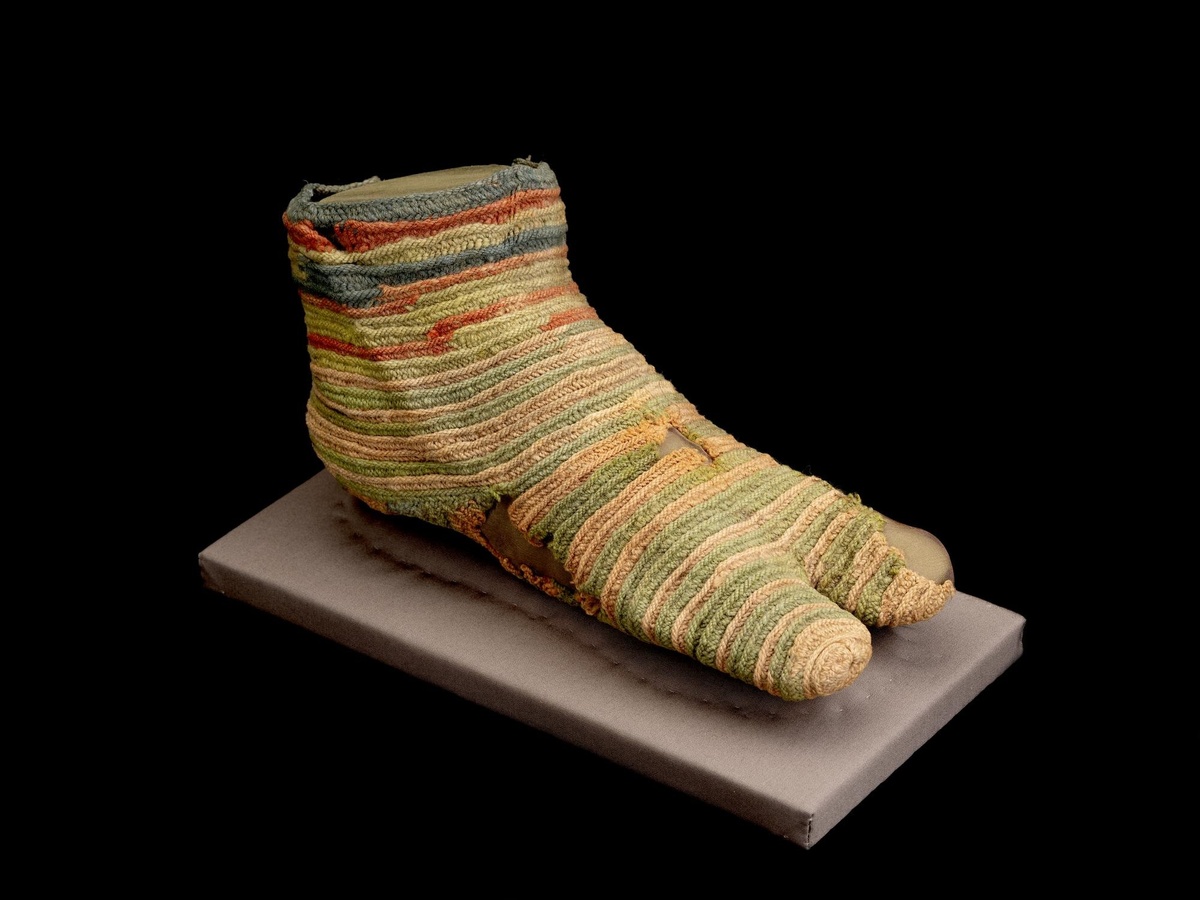 Древний носок после реставрации в Национальном музее Шотландии.