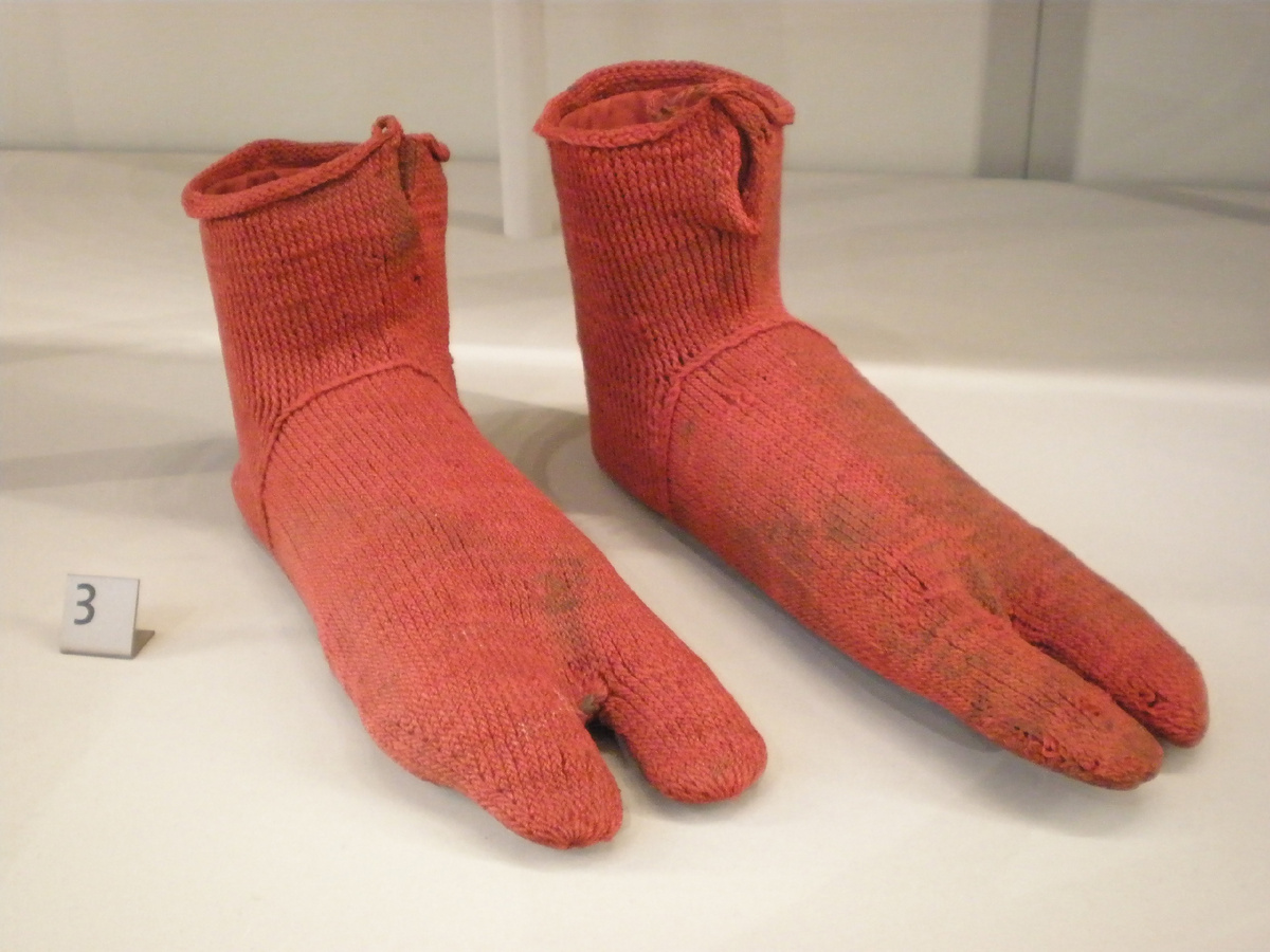Вязаные носки "доктора Зойдберга", 300–500 гг., найдены в Оксиринхе, Египет.  Выставлены в музее Виктории и Альберта, Лондон. Источник: https://en.wikipedia.org/wiki/N%C3%A5lebinding