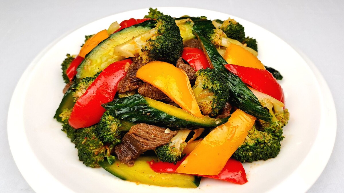 Предлагаем Вашему вниманию простой и вкусный рецепт - салата из овощей и мяса.
Этот салат не только вкусный, но и очень красивый. Он превосходно украсит любой праздничный стол!