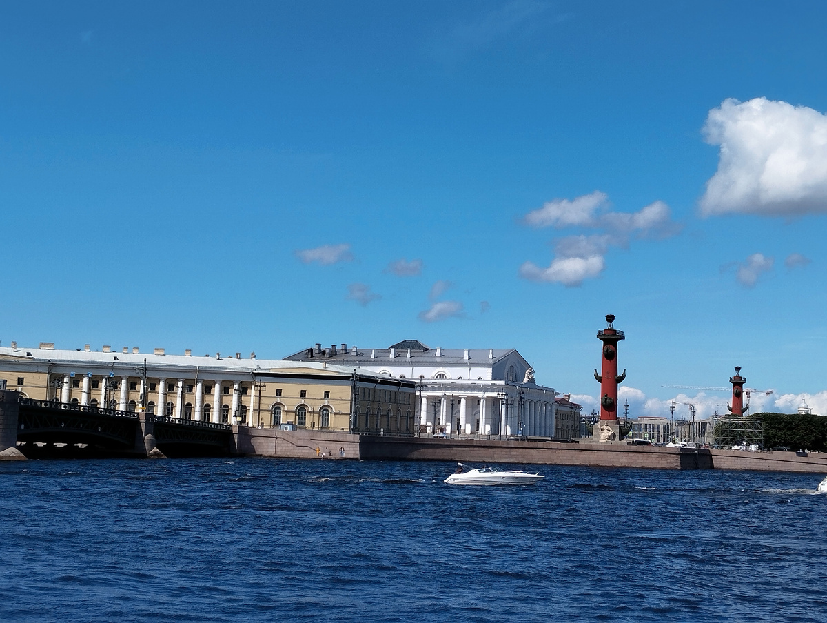 Фото моё. Стрелка Васильевского - небо фантастическое!