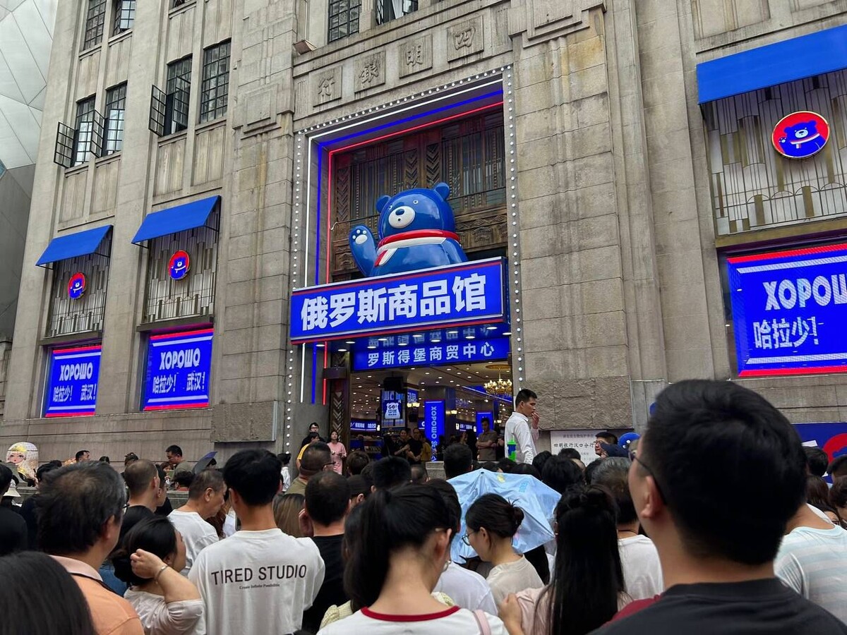  В Китае открылся магазин с российской продукцией.  Пишут, что очередь просто чтобы попасть внутрь - минимум 15 минут.  Самый популярный товар - на фото. 