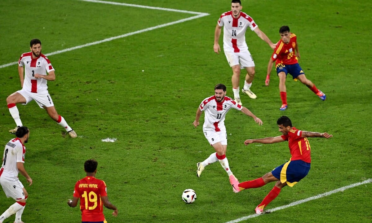 Испания уничтожила Грузию в переходах, но прежде команде Де ла Фуэнте помогли удар издали и стандарт 1/8 финала
ИСПАНИЯ 4:1 ГРУЗИЯ ЧИТАТЬ НА САЙТЕ РЕДЖИСТЫ По ходу Евро-2024 сборная Грузии приучила...