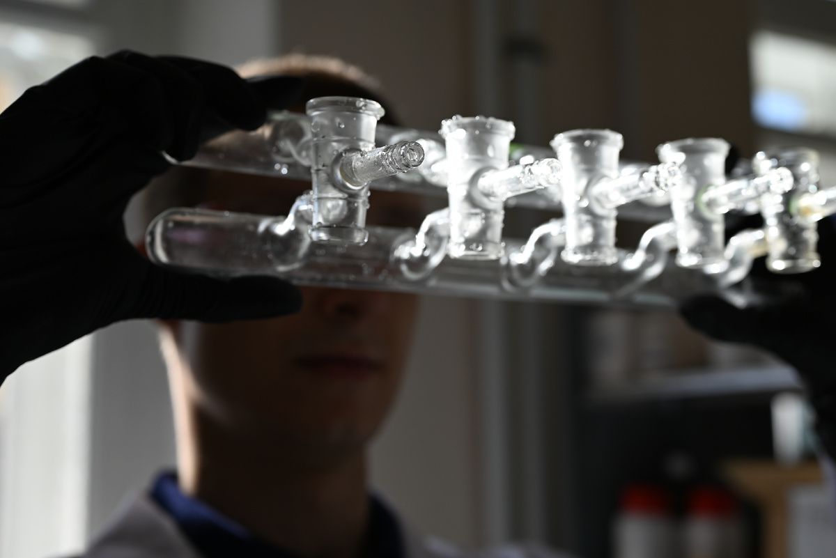 Работа ученых над модификацией квантовой точки. Источник: Даниил Дрозд