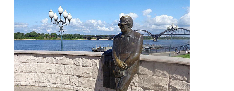Памятник поэту Льву Ошанину на главной набережной в г. Рыбинске