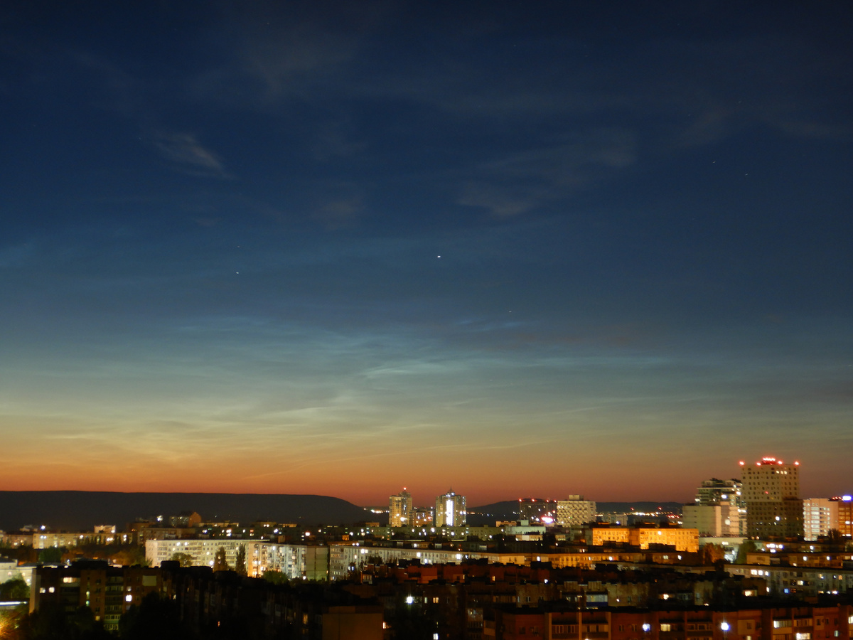 Серебристые облака в Самаре вечером 30 июня 2024 года в северной части неба (фото автора)