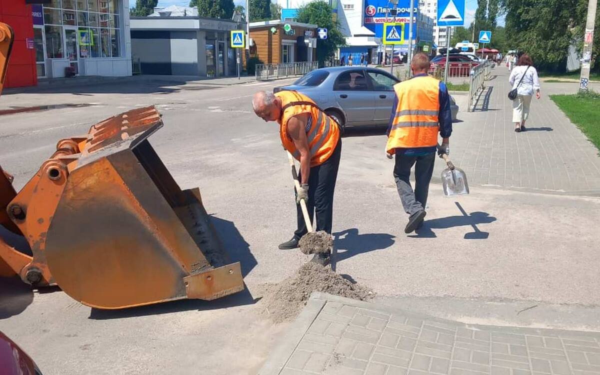 Не прекращается уборка улично-дорожной сети Железнодорожного района |  Горком36 | Воронеж | Дзен