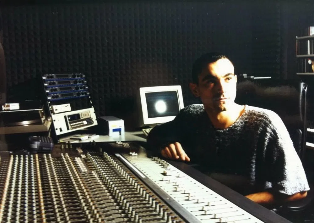 24-летний Роберт Майлз в домашней студии размером 4×4 в городе Спилимберго. 1994 год. Большая часть трека Children записана на синте Kurzweil K2000, Korg 01/W + семплер Akai S3200, сведено на 32-канальной микшерной панели Tascam