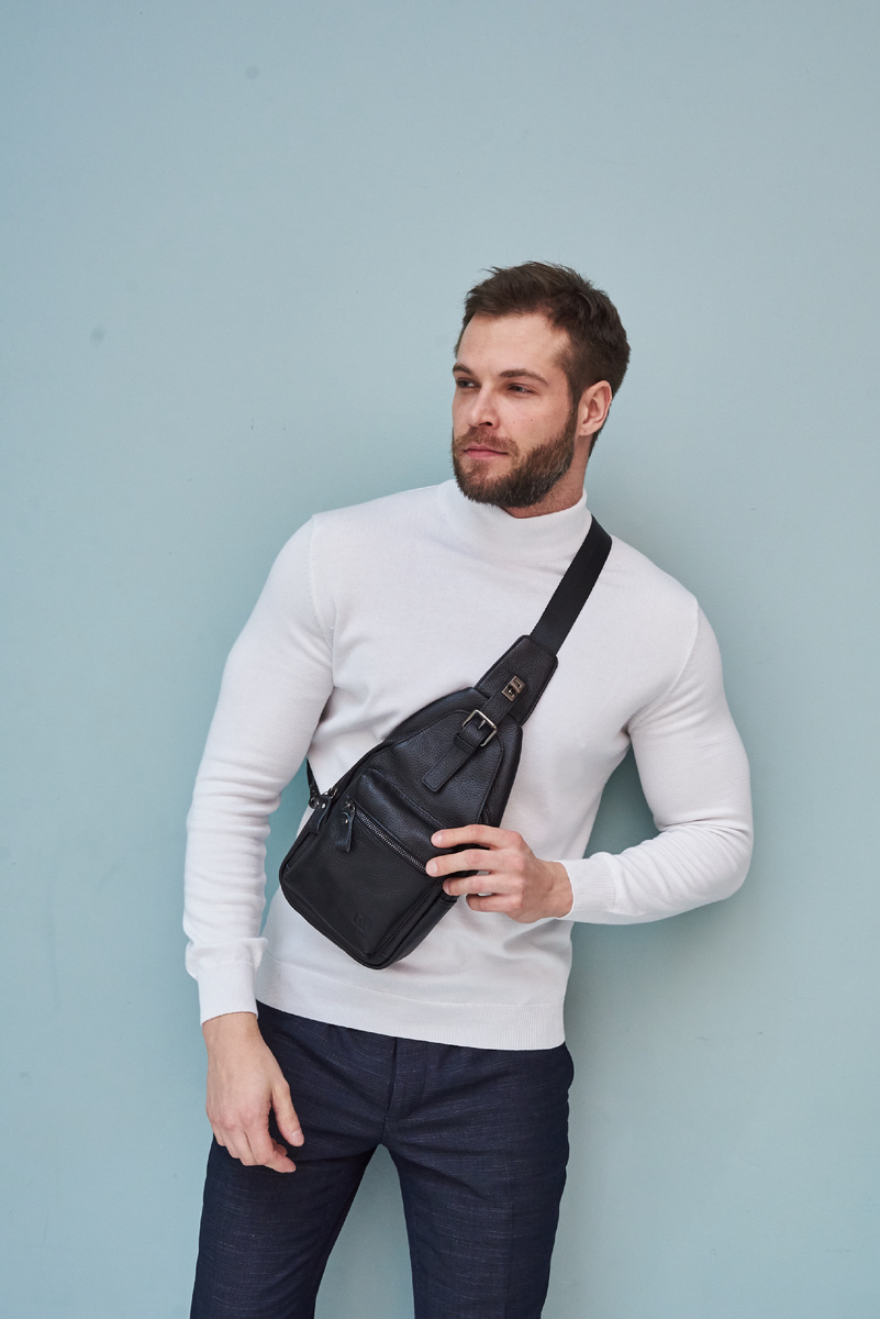 Летом многие мужчины задумываются о том, как сделать свой образ стильным и при этом удобным. Два самых популярных аксессуара сезона – однолямочный рюкзак и поясная сумка. Какой из них выбрать?-2