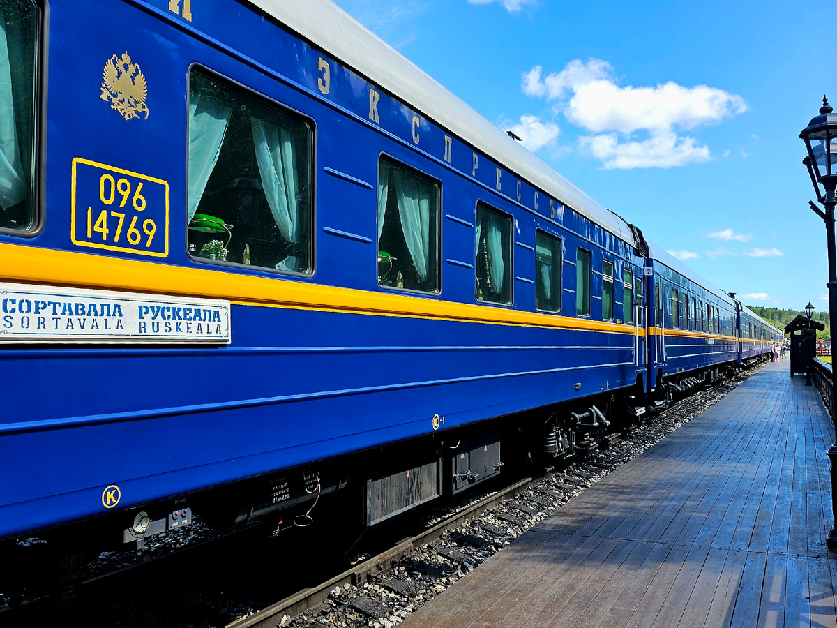 Поезд "как из Гарри Поттера" курсирует ежедневно от карельского города Сортавала до Рускеальского парка.