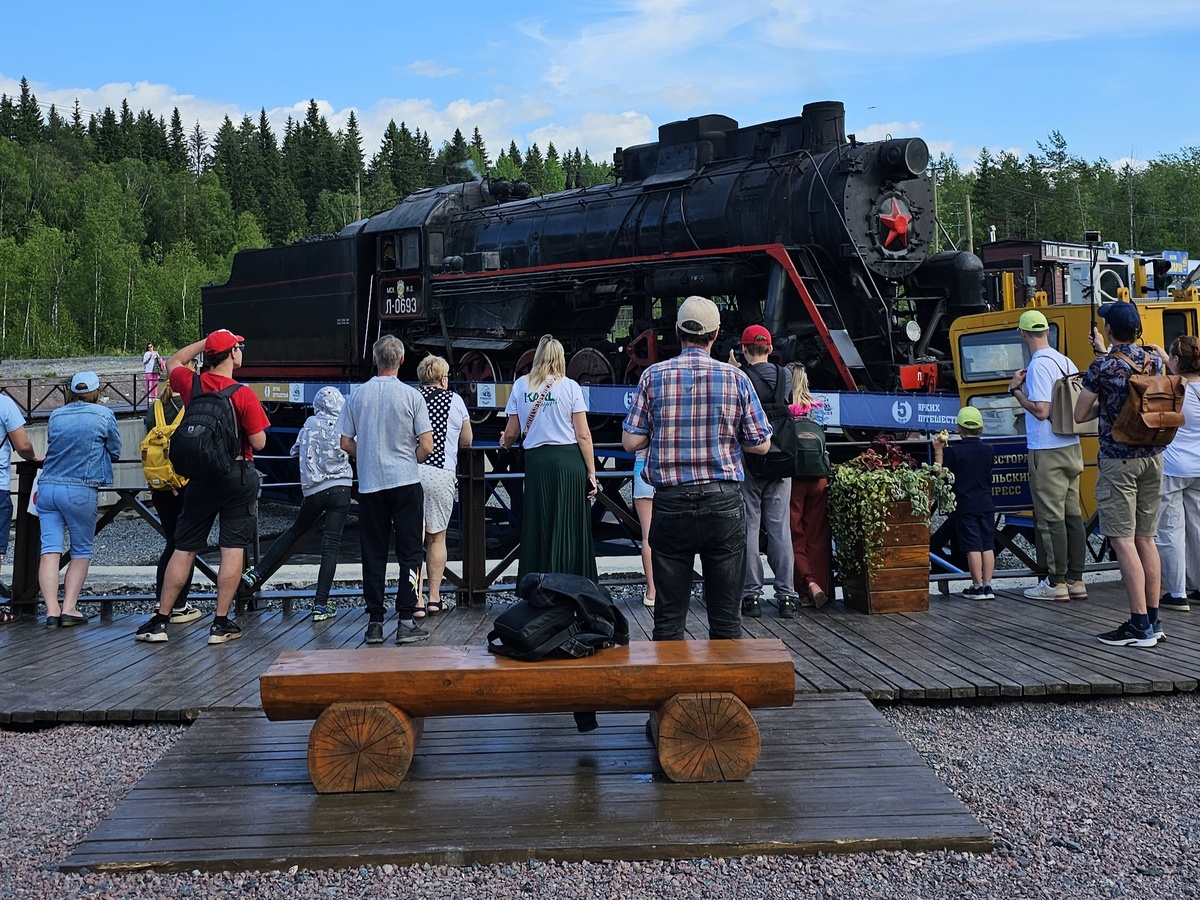 В Рускеала туристы любят смотреть, как паровоз отцепляется от состава Экспресса и уезжает разворачиваться на поворотном круге на 180°