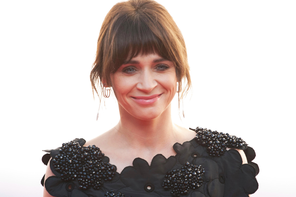     «Моя маленькая девочка»: звезда сериала «Острые козырьки» Шарлин Маккенна призналась, что тайно родила первенца