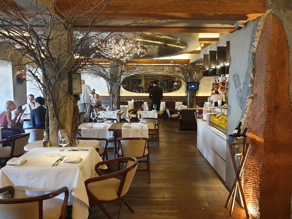 Общий вид зала ресторана Lumicino