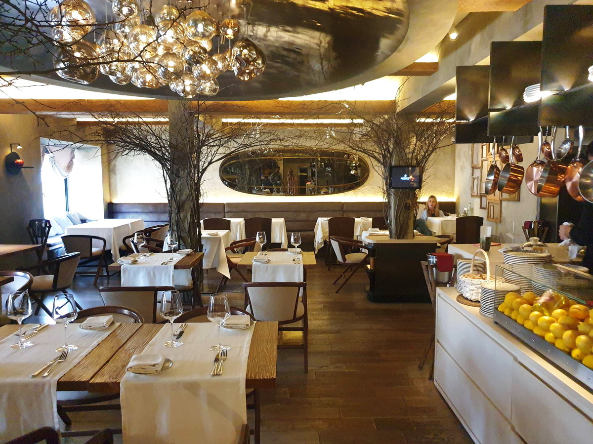 Общий вид зала ресторана Lumicino