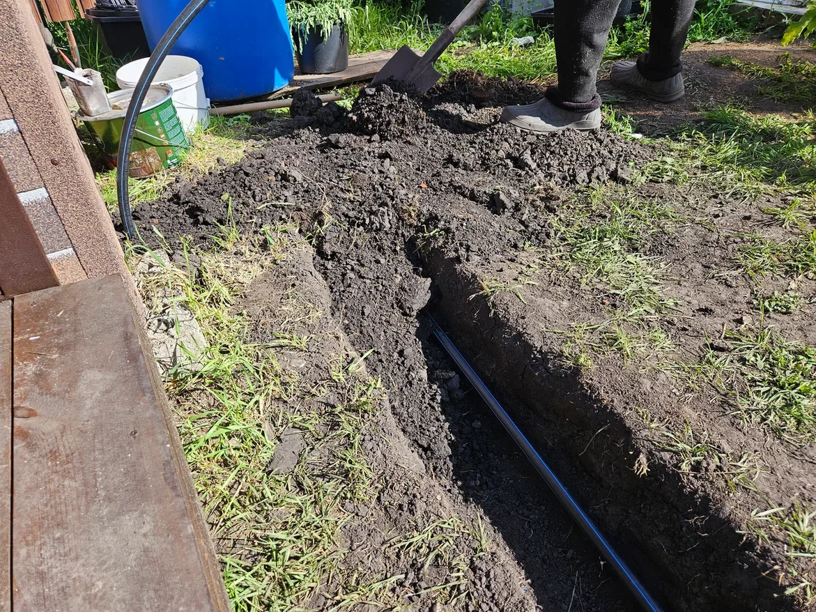 Надо было копать вот такие канавы, неглубокие