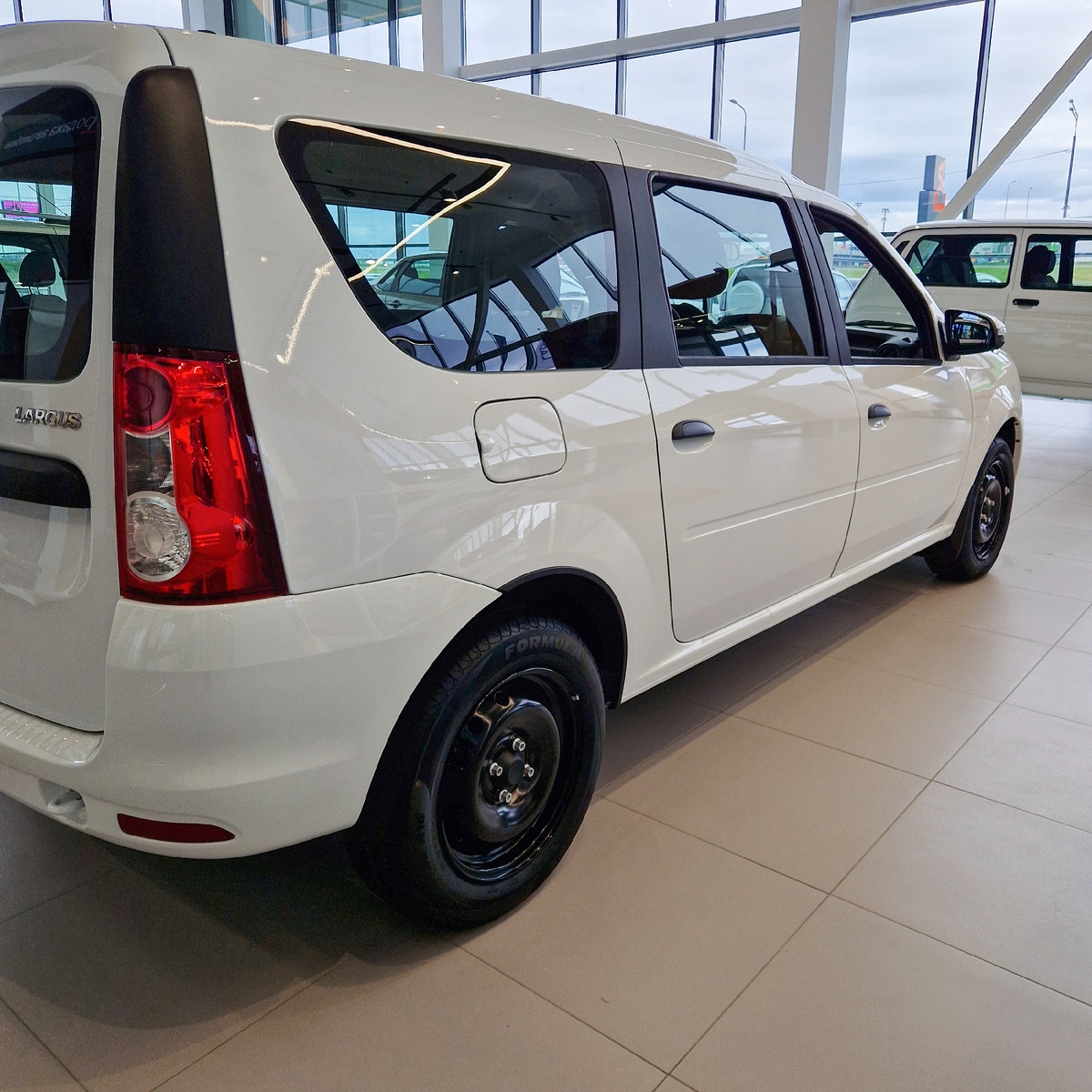 Пока что все машины, которые я нашёл у дилера, были исключительно в белом цвете.