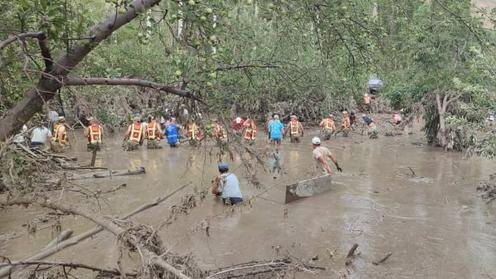 Поиск погибших в результате схода селевых потоков. Фото пресс-службы МЧС Кыргызстана