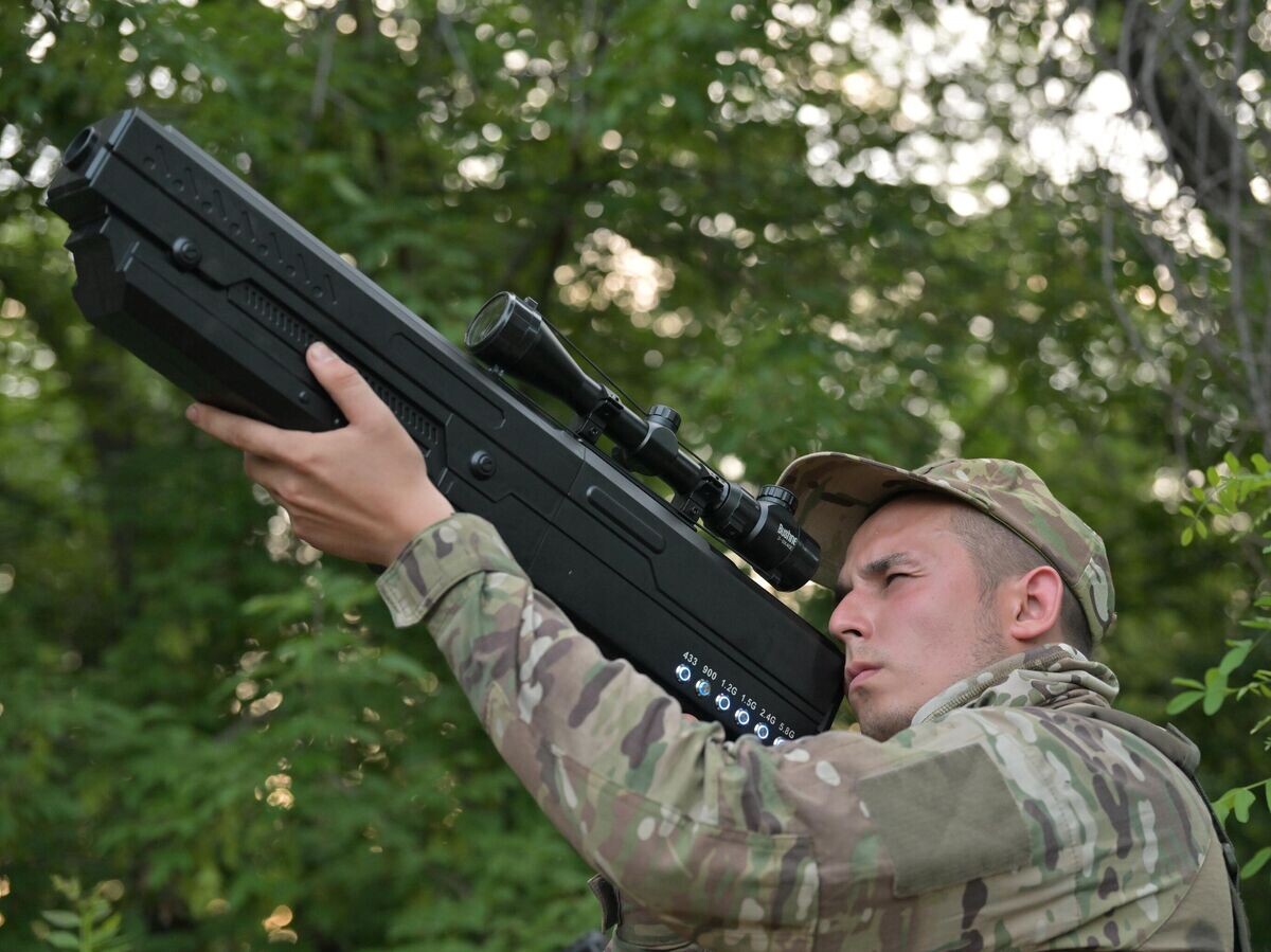    Военнослужащий работают на посту воздушного наблюдения в зоне проведения СВО© РИА Новости / Евгений Биятов