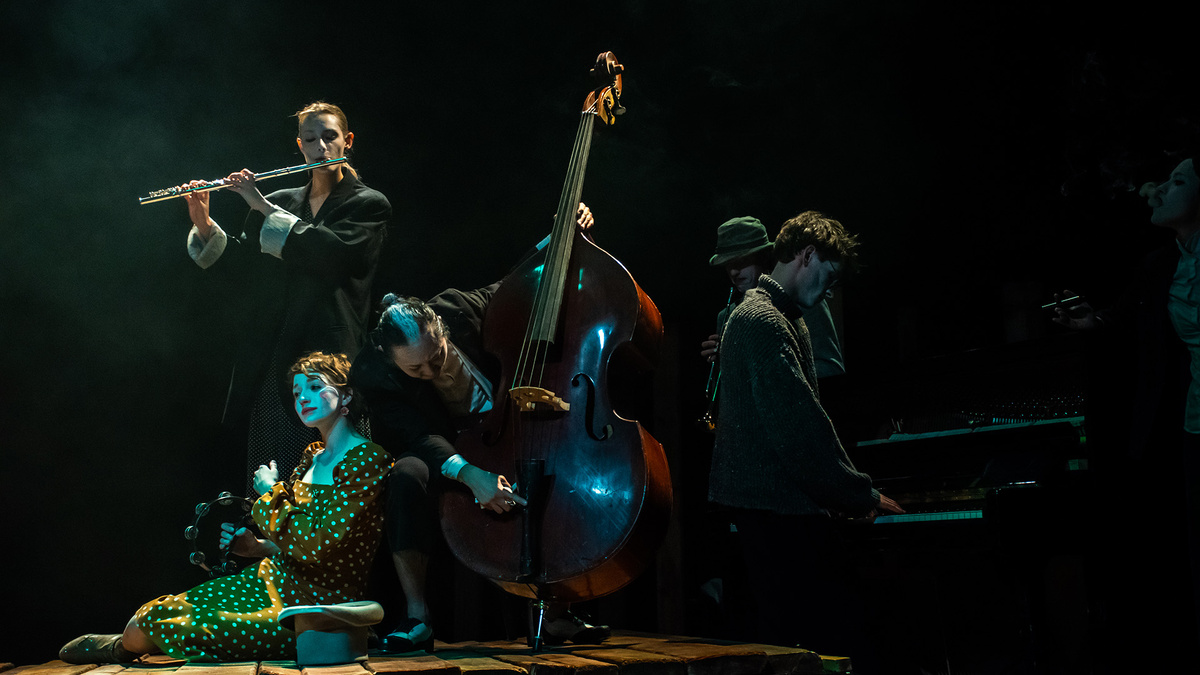    Сцена спектакля «Вишневый сад»