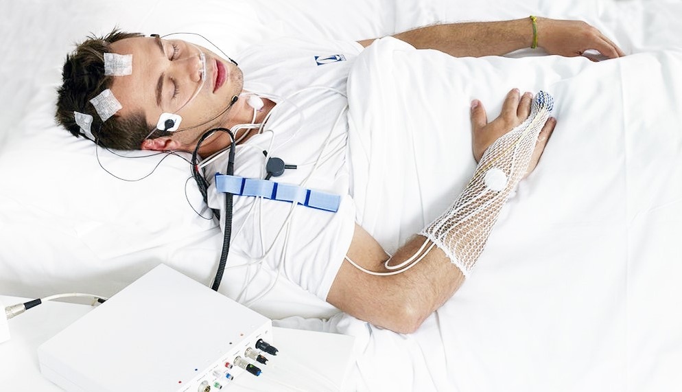 В некоторых клиниках есть специальный медработник, который выезжает домой к пациенту , накладывает датчики и объясняет как себя вести