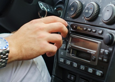    Демократия на марше. На Украине повысят штрафы за прослушивание песен на русском языке