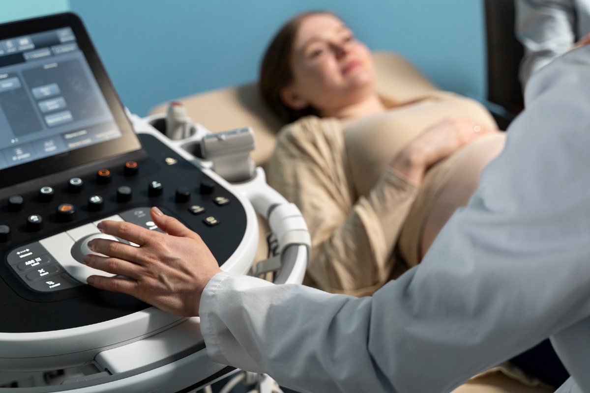 Фото: https://ru.freepik.com/free-photo/gynecologist-performing-ultrasound-consultation_24749411.htm#fromView=search&page=2&position=39&uuid=912a22b9-97d1-4eda-bf53-93c0082c92ac