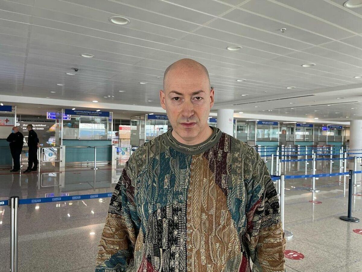    Дмитрий Гордон в аэропорту Тбилиси© Фото : @gordondmytro/Instagram