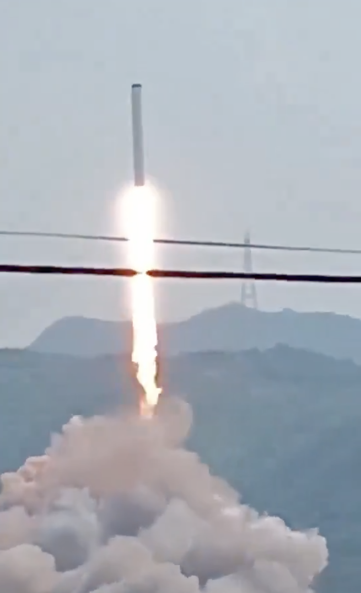 Стендовые испытания проводились в провинции Хэнань: ракета-носитель была закреплена на стартовой площадке и одновременно запускала девять двигателей первой ступени.