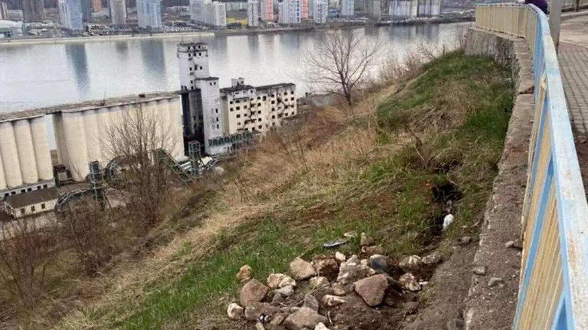 В Красноярске не нашли подрядчика для укрепления обрушающегося склона в  Студгородке | Проспект Мира | Дзен