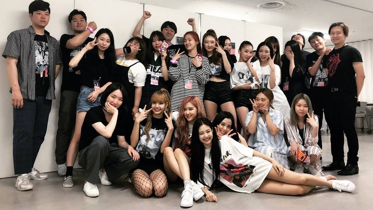 Блэкпинк с танцорами. Подготовка к концерту