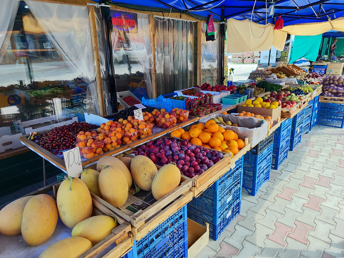 одна и палаток на рынке , работает каждый день
