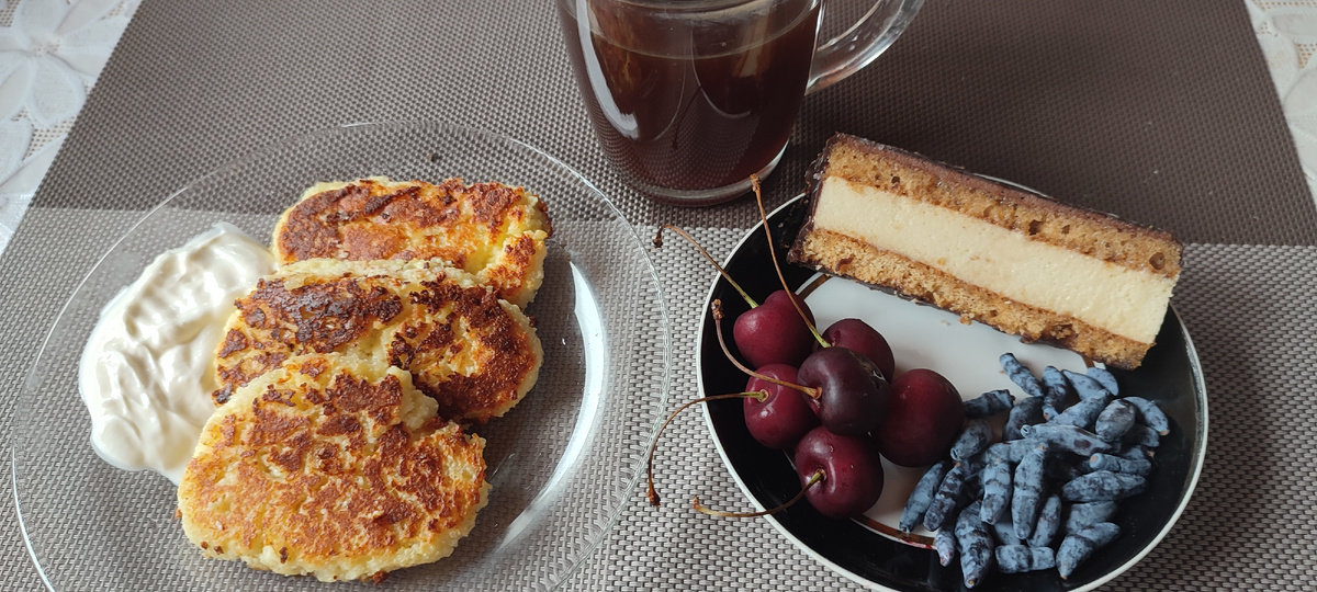 Мой завтрак. На сладкое был тортик и ягода. 