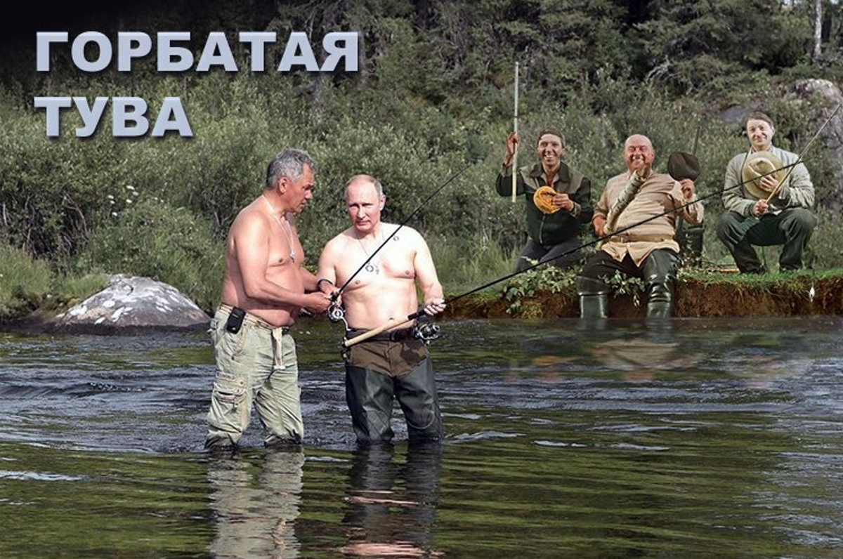 Два друга на фоне "троицы"