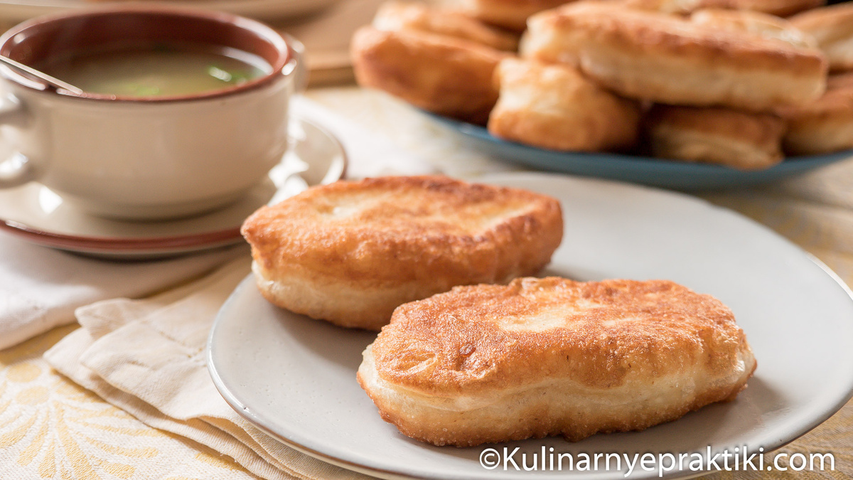 Тесто не впитывает масло, не становится резиновым после остывания и сохраняет свежесть и мягкость ещё пару дней.
