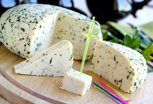 Домашний сыр — это не только вкусный, но и полезный продукт, который можно приготовить своими руками из простых и доступных ингредиентов.
