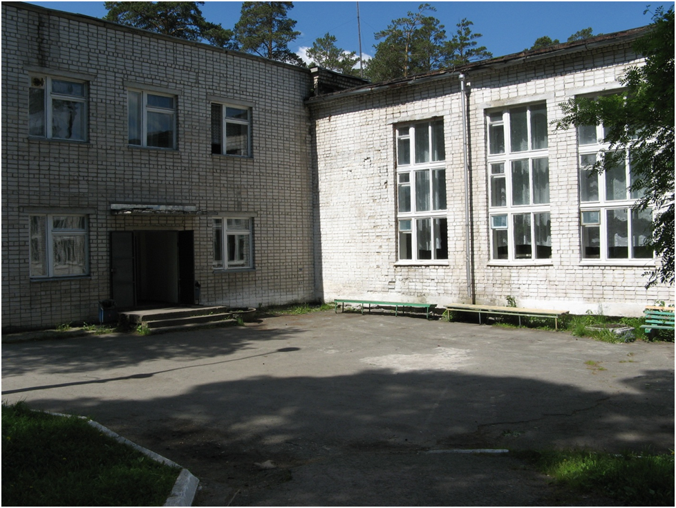 Второй этаж, третье окно слева - кабинета макраме. Фото автора.