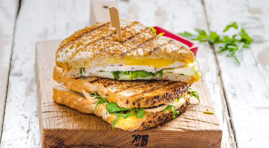 Горячие сэндвичи — это отличное решение для быстрого и сытного перекуса. Комбинация нежной индейки, ароматного сыра и сочных яблок придает этому сэндвичу неповторимый вкус и текстуру.