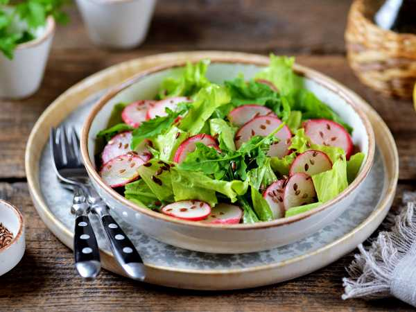 Зеленый салат с редисом и рукколой — это легкое и полезное блюдо, которое идеально подходит для тех, кто хочет быстро приготовить вкусный и питательный обед или ужин.