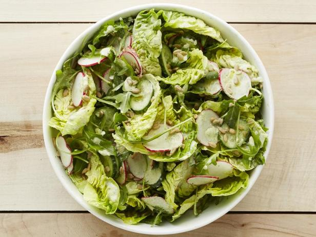 Зеленый салат с редисом и рукколой — это легкое и полезное блюдо, которое идеально подходит для тех, кто хочет быстро приготовить вкусный и питательный обед или ужин.-2