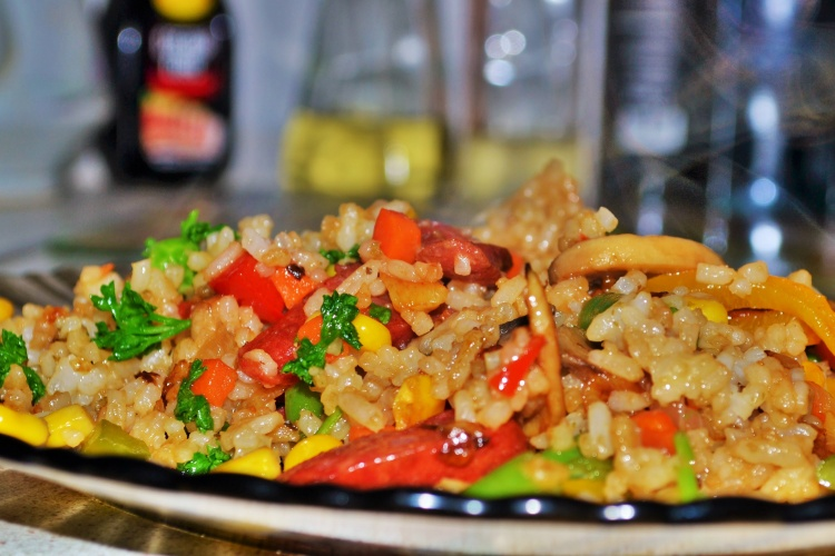 Жареный рис с овощами и острыми колбасками