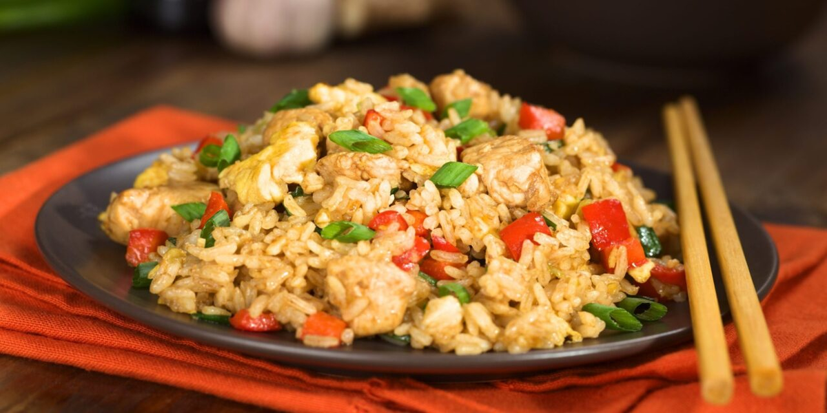 Жареный рис с овощами и острыми колбасками — это насыщенное и ароматное блюдо, которое сочетает в себе яркие овощи и пикантные колбаски.-2