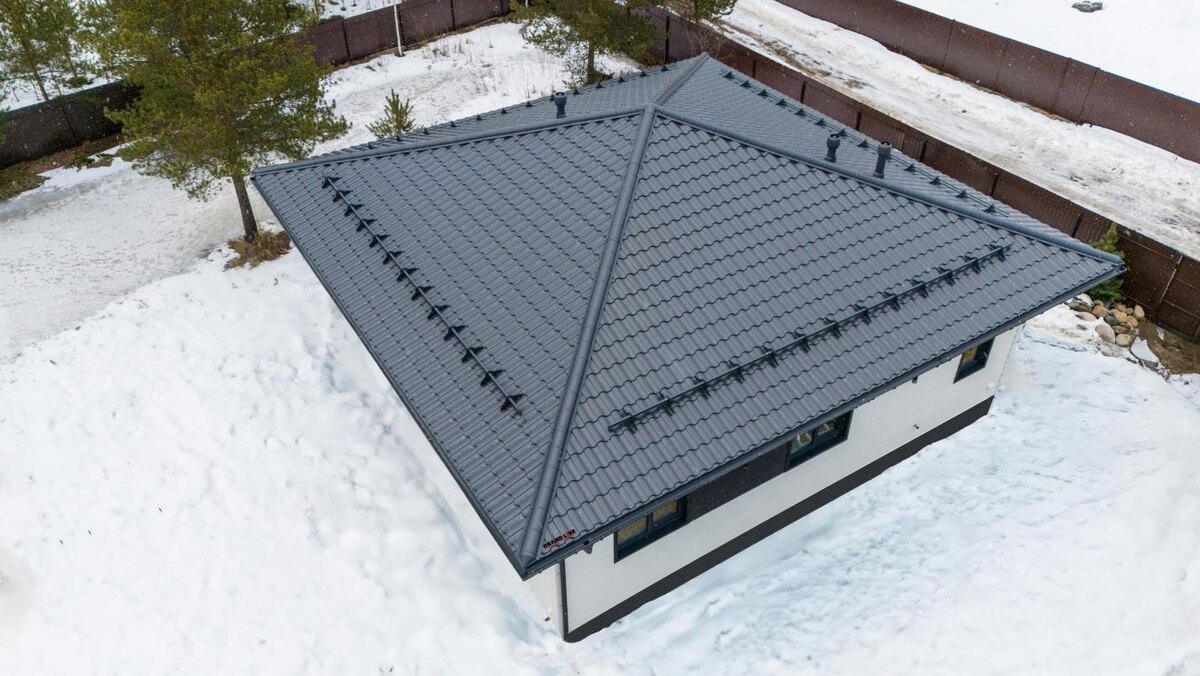 Двухслойная черепица более прочная, чем однослойная, и лучше выдерживает непогоду.