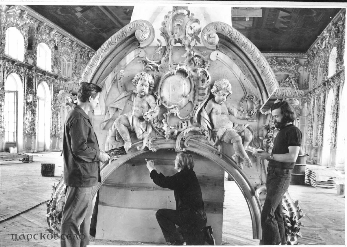 Установка резьбы в Большом зале. Фото: из коллекции ГМЗ «Царское Село»